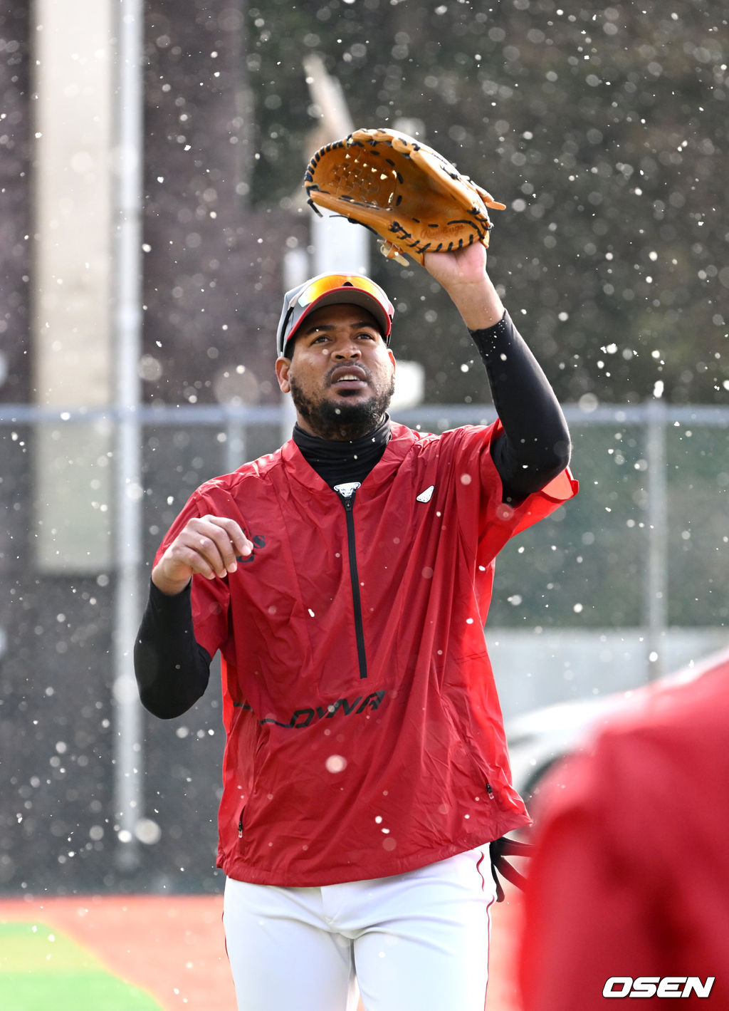SSG 새 외국인투수 이반 노바가 캐치볼 훈련을 펼치고 있다. / dreamer@osen.co.kr