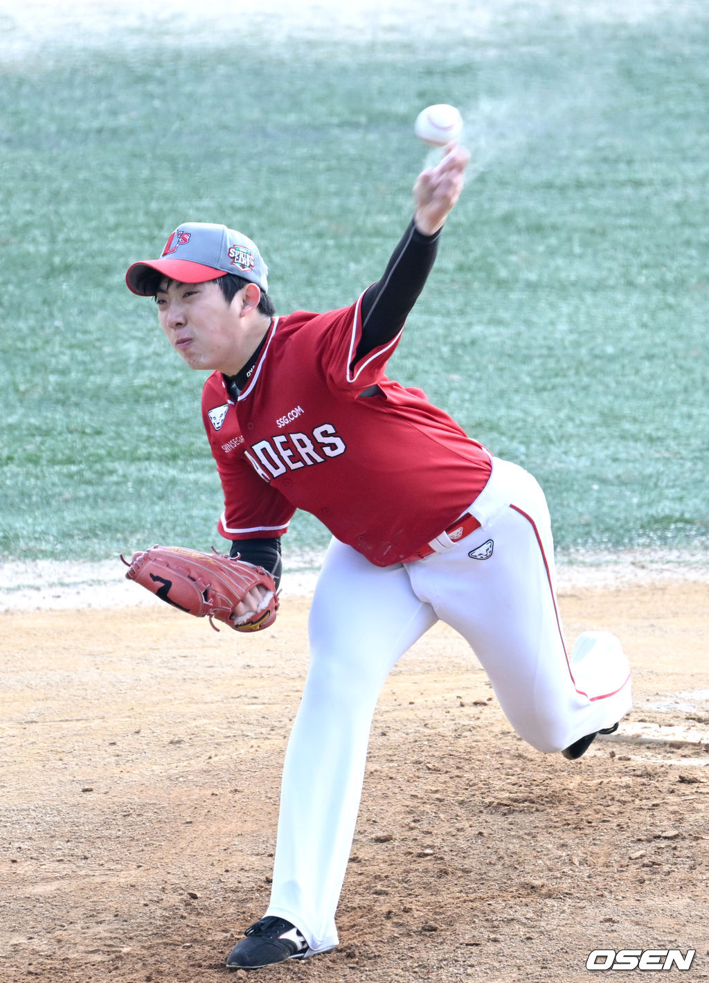 SSG 랜더스가 21일 제주 서귀포 강창학야구장에서 2022시즌을 준비하는 스프링캠프를 차리고 담금질에 나섰다.SSG 오원석이 라이브피칭을 펼치고 있다. 2022.02.21 / dreamer@osen.co.kr