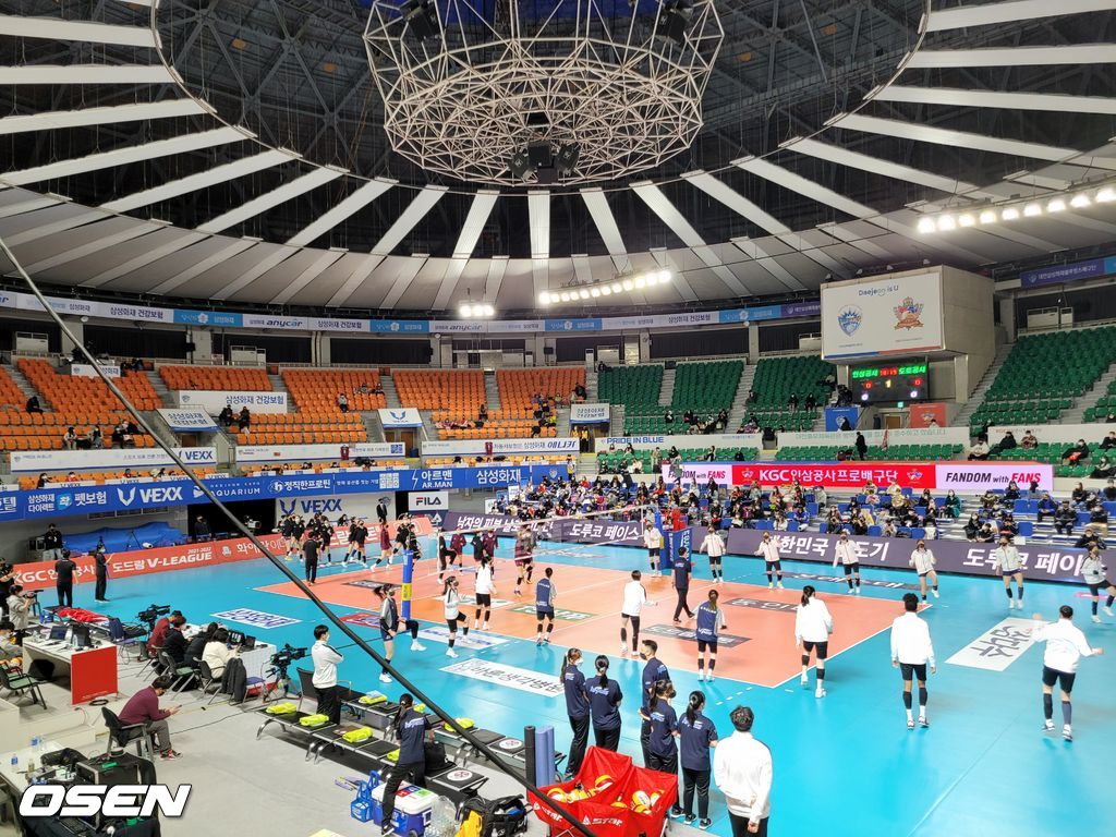 21일 대전 충무체육관에서 열리는 KGC인삼공사-한국도로공사전을 앞두고 양 팀 선수들이 몸을 풀고 있다. /waw@osen.co.kr