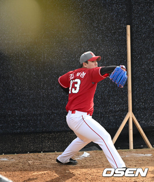 SSG 랜더스가 21일 제주 서귀포 강창학야구장에서 2022시즌을 준비하는 스프링캠프를 차리고 담금질에 나섰다.SSG 김택형이 불펜피칭을 펼치고 있다. 2022.02.21 / dreamer@osen.co.kr