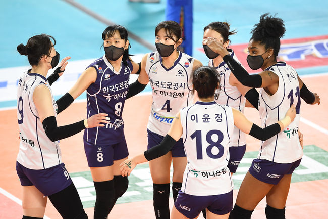 한국도로공사 선수들이 마스크를 착용한 채 경기를 뛰고 있다. /KOVO 제공