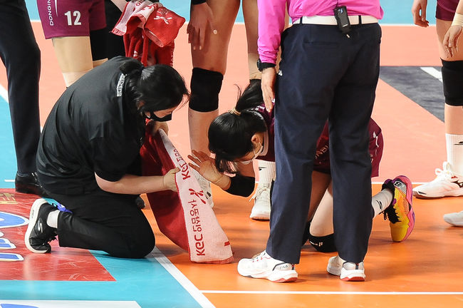 KGC인삼공사 염혜선이 옐레나와 충돌 후 통증을 호소하고 있다. /KOVO 제공
