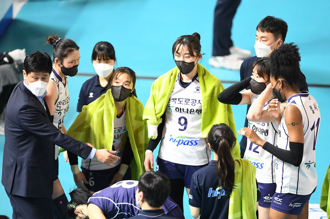한국도로동사 김종민 감독이 선수들과 작전 타임을 갖고 있다. /KOVO 제공