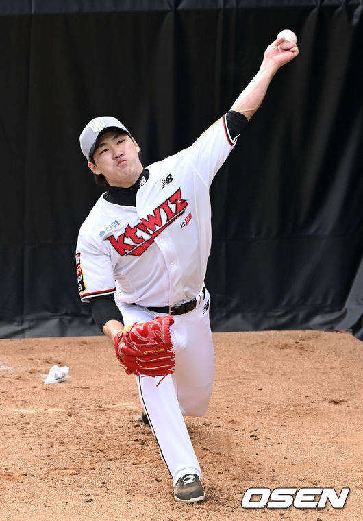 KT 위즈가 13일 부산 기장 현대차 드림볼 파크에서 2022시즌을 준비하는 스프링캠프를 꾸리고 담금질에 나섰다.KT 정성곤이 불펜 피칭을 펼치고 있다. 2022.02.13 / dreamer@osen.co.kr