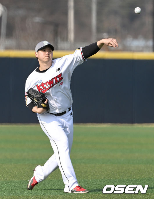 KT 위즈가 13일 부산 기장 현대차 드림볼 파크에서 2022시즌을 준비하는 스프링캠프를 꾸리고 담금질에 나섰다.KT 투수 심재민이 캐치볼 훈련을 펼치고 있다. 2022.02.13 / dreamer@osen.co.kr
