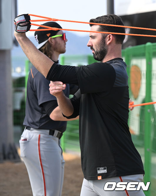 한화 라이언 카펜터가 튜빙으로 훈련하고 있다. 2022.02.14 /OSEN DB