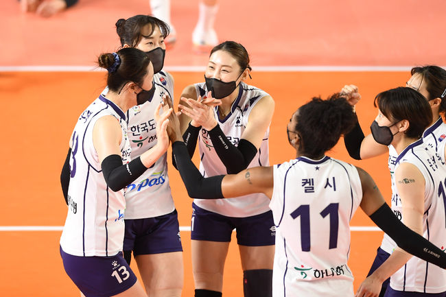 한국도로공사 배유나가 득점 후 기뻐하고 있다. /KOVO 제공