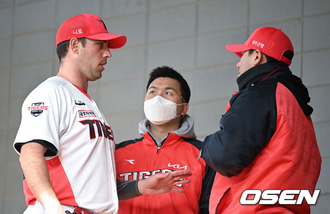 KIA 타이거즈 스프링캠프가 18일 전라남도 함평 KIA챌린저스필드에서 진행됐다.KIA 놀린이 서재응 코치와 대화를 나누고 있다. 2022.02.18 /cej@osen.co.kr