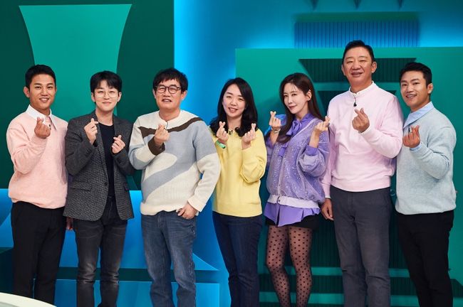 [사진=MBC 제공] '호적메이트'에 출연하는 조준호(왼쪽부터), 딘딘, 이경규, 이경원 PD, 김정은, 허재, 조준현이 제작발표회에 참석했다.