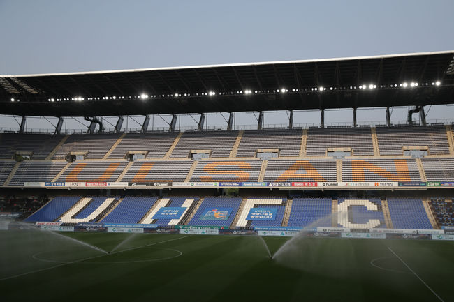 [사진]울산문수축구경기장 잔디 /한국프로축구연맹 제공