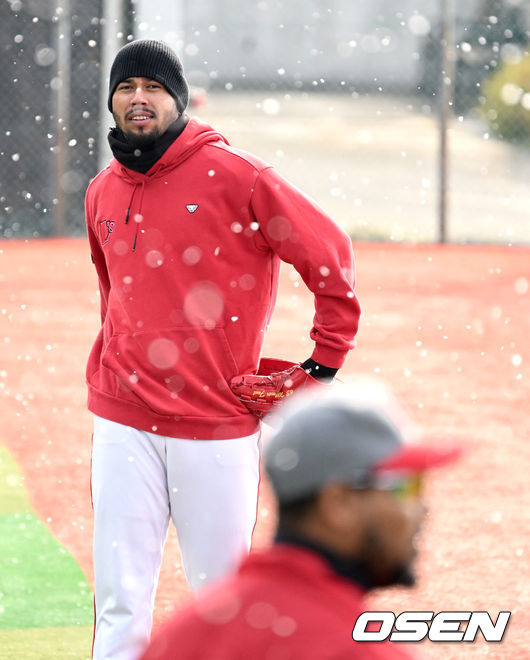 SSG 랜더스가 21일 제주 서귀포 강창학야구장에서 2022시즌을 준비하는 스프링캠프를 차리고 담금질에 나섰다.SSG 외국인투수 윌머 폰트와 이반 노바가 캐치볼 훈련을 펼치고 있다. 2022.02.21 / dreamer@osen.co.kr