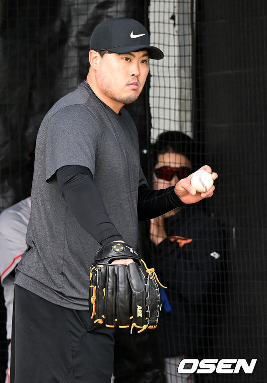 토론토 류현진이 한화 선수들의 시선을 받으며 불펜 피칭을 펼치고 있다. 2022.02.14 /OSEN DB