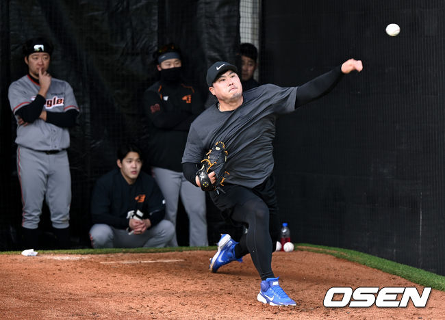 토론토 류현진이 한화 동료들의 시선 속 불펜 피칭을 펼치고 있다. 2022.02.14 /OSEN DB