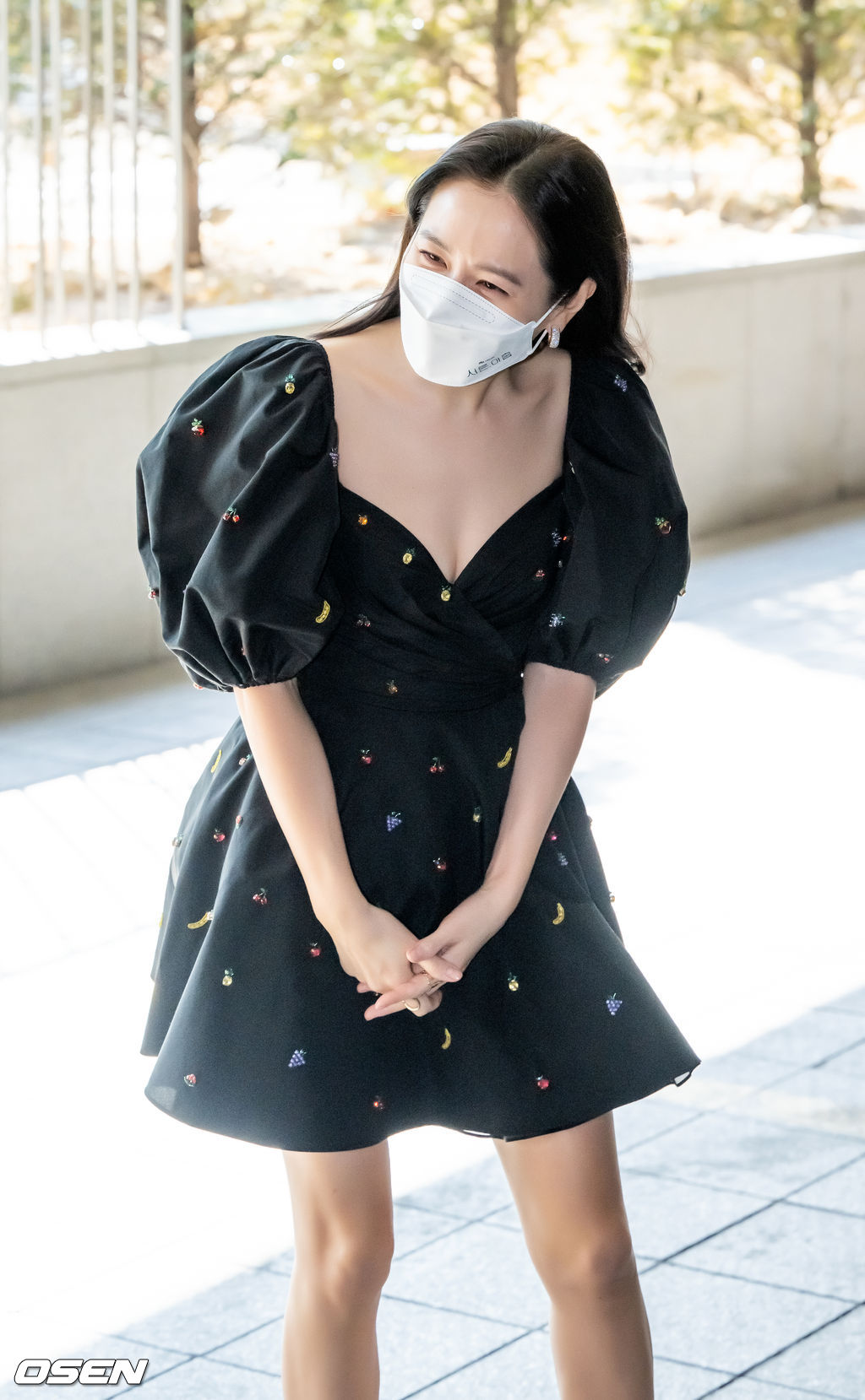 배우 손예진이 출근길에서 포즈를 취하고 있다. 22.02.16 /rumi@osen.co.kr