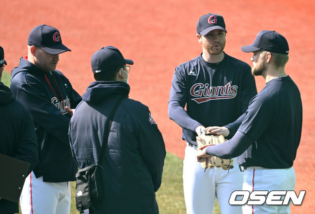 롯데 찰리 반즈(가운데)-글렌 스파크맨(오른쪽) /OSEN DB