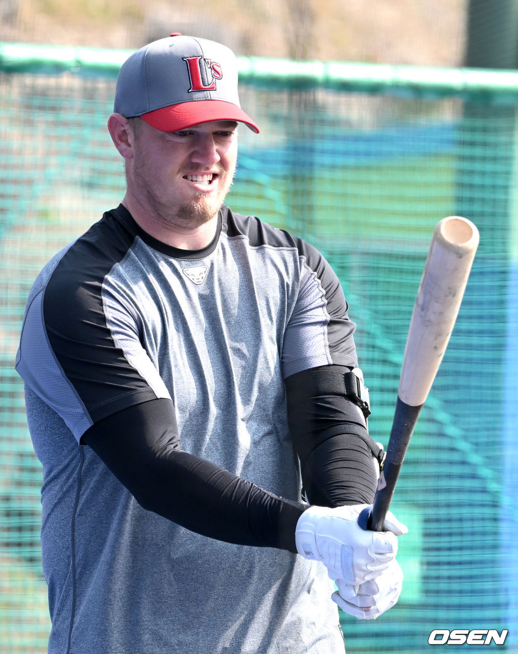 SSG 랜더스가 22일 제주 서귀포 강창학야구장에서 2022시즌을 준비하는 스프링캠프를 차리고 담금질에 나섰다.SSG 새 외국인타자 케빈 크론이 타격 훈련을 준비하고 있다. 2022.02.22 / dreamer@osen.co.kr