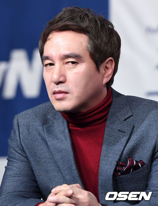 배우 조재현이 취재진의 질문을 듣고 있다./sunday@osen.co.kr