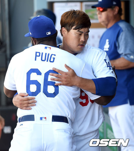 LA 다저스 시절 류현진이 푸이그와 포옹을 하고 있다. /OSEN DB