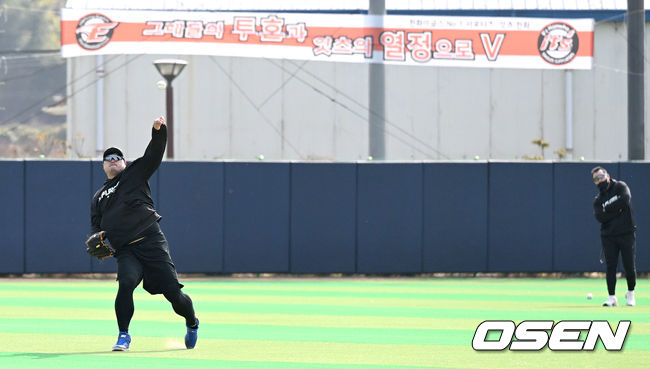 토론토 류현진이 한화 캠프에서 캐치볼을 하고 있다. 2022.02.14 /OSEN DB