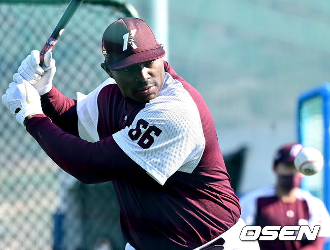 키움 새 외국인타자 푸이그가 타격 훈련을 하고 있다. 2022.02.10 /OSEN DB
