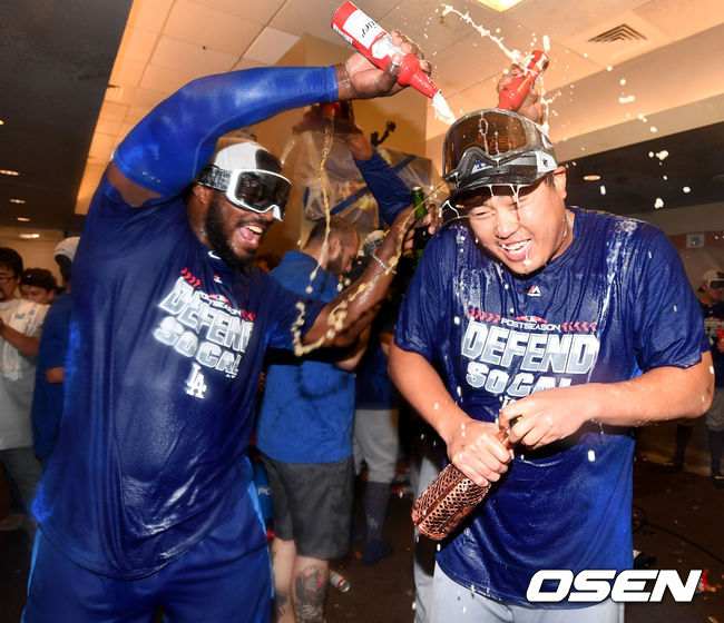 2018년 LA 다저스 시절 디비전시리즈 승리 후 푸이그가 류현진에게 샴페인을 뿌리며 기뻐하고 있다. /OSEN DB