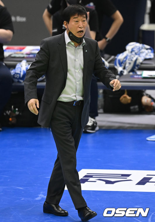 22일 오후 경기도 수원 실내체육관에서 ‘도드람 2021-2022 V-리그’ 여자부 현대건설과 IBK 기업은행의 경기가 열렸다.1세트, IBK 김호철 감독이 지시를 내리고 있다. 2022.02.22 /ksl0919@osen.co.kr