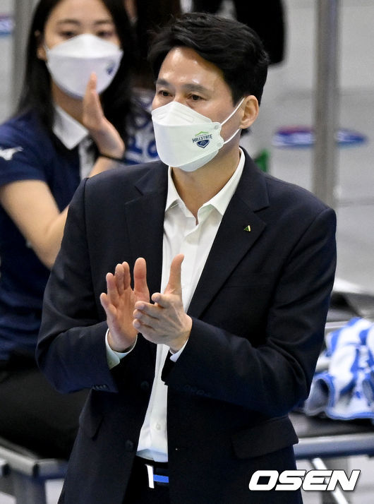 22일 오후 경기도 수원 실내체육관에서 ‘도드람 2021-2022 V-리그’ 여자부 현대건설과 IBK 기업은행의 경기가 열렸다.1세트, 현대건설 강성형 감독이 득점에 기뻐하고 있다. 2022.02.22 /ksl0919@osen.co.kr