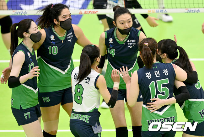 22일 오후 경기도 수원 실내체육관에서 ‘도드람 2021-2022 V-리그’ 여자부 현대건설과 IBK 기업은행의 경기가 열렸다.1세트, 현대건설 선수들이 득점에 기뻐하고 있다. 2022.02.22 /ksl0919@osen.co.kr