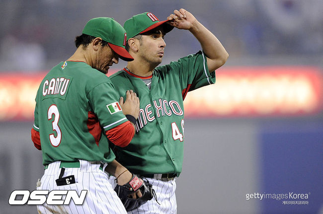 [사진] 2009년 WBC 한국전에서 패전투수가 된 올리버 페레스(오른쪽). 그 옆에 있는 3루수 호르헤 칸투는 2014년 두산에서 1년을 뛰었다.  ⓒGettyimages(무단전재 및 재배포 금지)