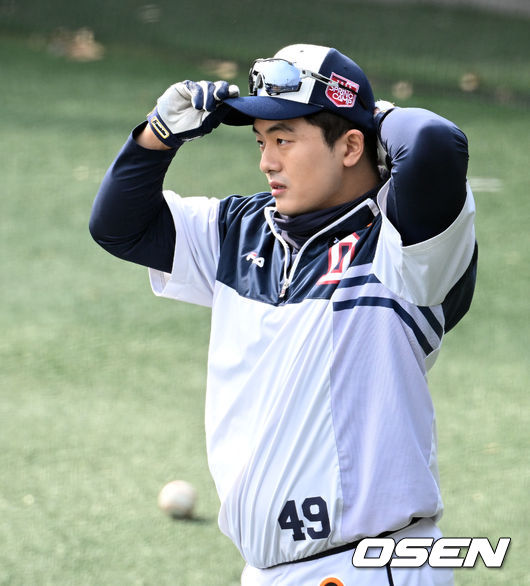 14일 경기도 이천베어스파크에서 두산 베어스 2022 시즌 스프링캠프가 진행됐다.두산 강진성이 타격 훈련을 준비하고 있다. 2022.02.14 /cej@osen.co.kr