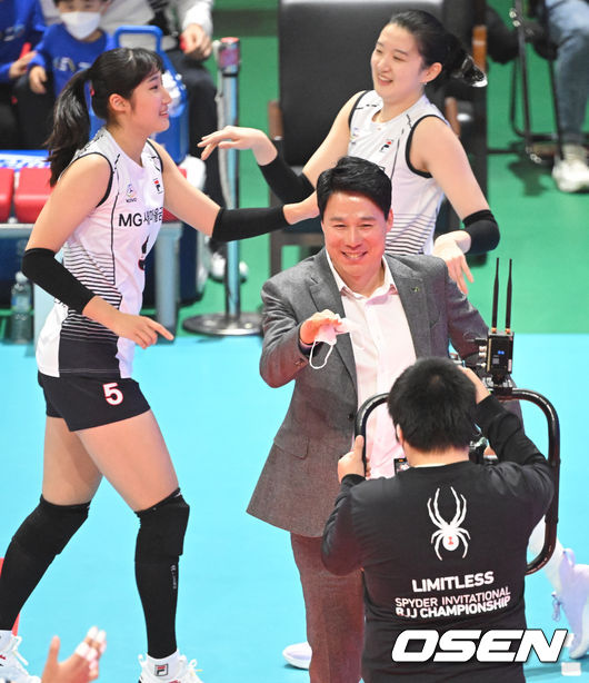 23일 오후 광주 페퍼스타디움에서 '도드람 2021~2022' V리그 올스타전이 열렸다.V-스타 강성형 감독이 춤을 추고 있다. 2022.01.23 /cej@osen.co.kr