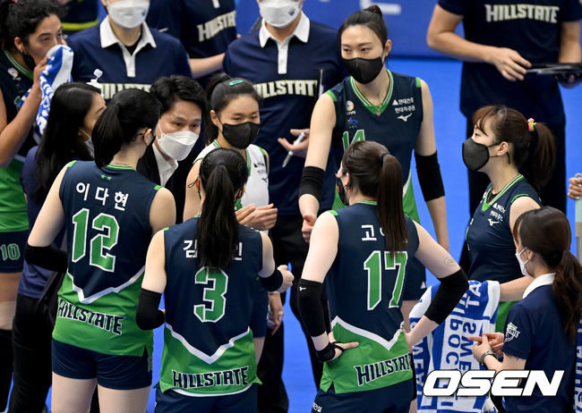 22일 오후 경기도 수원 실내체육관에서 ‘도드람 2021-2022 V-리그’ 여자부 현대건설과 IBK 기업은행의 경기가 열렸다.1세트, 현대건설 강성형 감독이 선수들과 작전타임을 갖고 있다. 2022.02.22 /ksl0919@osen.co.kr