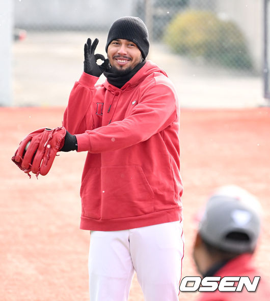SSG 외국인투수 윌머 폰트가 캐치볼 훈련을 펼치며 미소짓고 있다. 2022.02.21 / dreamer@osen.co.kr