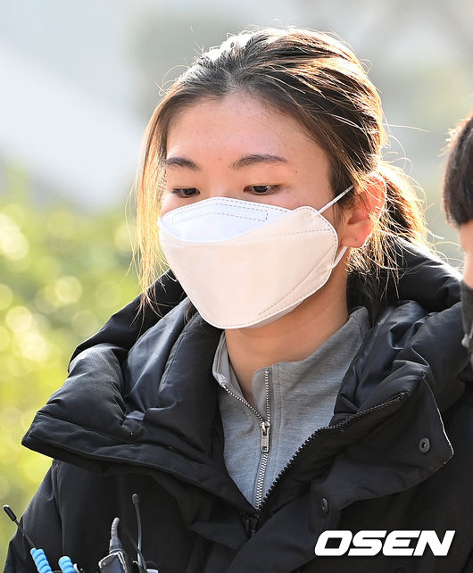 대한빙상경기연맹이 21일 오후 서울 송파구 동계종목 사무국 대한빙상경기연맹 회의실에서 쇼트트랙 국가대표 심석희(24·서울시청·사진)에 관한 스포츠공정위원회(상벌위원회)를 열었다.심석희는 지난 2018년 평창 올림픽 당시 쇼트트랙 1000m 결선에서 코너를 돌다 최민정과 부딪혀 넘어졌다. 당시 최민정의 성적은 4위. 심석희는 다른 선수 주행 방해로 실격 처리됐다.이후 한 매체를 통해 지난 10월 심석희와 전 코치 간에 주고받은 메시지가 공개됐는데, 최민정을 향한 심석희의 욕설이 포함됐다. 더 나아가 두 사람이 고의 충돌을 사전모의한 듯한 대화 내용도 담겨있었다.쇼트트랙 국가대표 심석희가 스포츠공정위원회에 참석을 위해 걸음을 옮기며 인터뷰에 응하고 있다. 2021.12.21 /cej@osen.co.kr