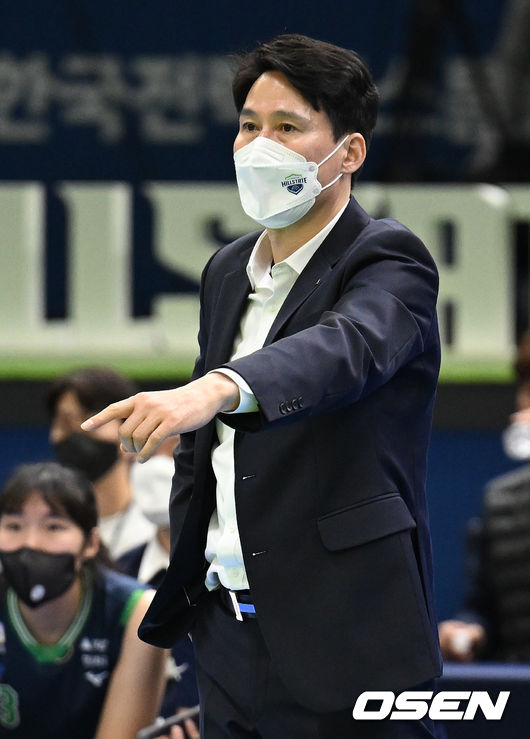 현대건설이 코로나19 악재를 딛고 V리그 여자부 연승 기록의 새 역사를 썼다.현대건설은 22일 수원실내체육관에서 열린 도드람 2021-2022 V리그 여자부 5라운드 IBK기업은행과의 홈경기에서 세트 스코어 3-1(25-20, 19-25, 25-18, 25-18)로 승리했다.4세트, 현대건설 강성형 감독이 지시를 내리고 있다. 2022.02.22 /ksl0919@osen.co.kr