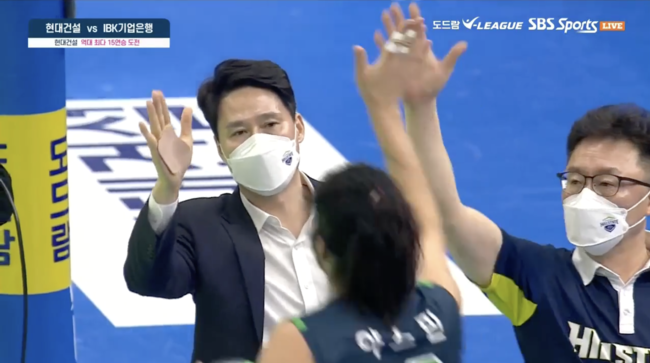 손바닥에 테이핑을 하고 하이파이브를 하는 강성형 감독 / SBS스포츠 중계화면 캡처