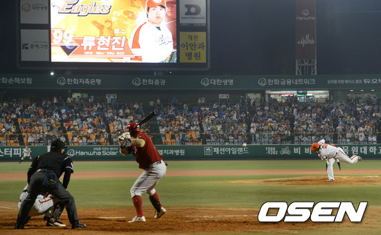 2012년 한화 시절 류현진이 대전구장에서 공을 던지고 있다. /OSEN DB