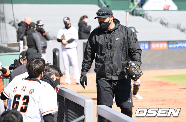 청백전이 열리는 가운데 류현진이 캐치볼을 위해 그라운드로 나서고 있다.  2022.02.23