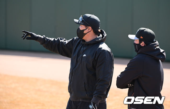 류현진이 한화 관계자와 이야기를 나누고 있다.  2022.02.23 