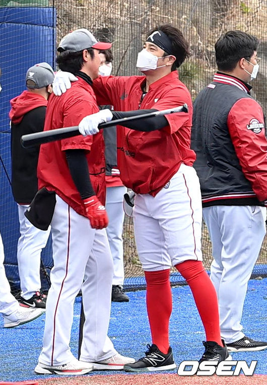 SSG 랜더스가 23일 제주 서귀포 강창학야구장에서 2022시즌을 준비하는 스프링캠프를 차리고 담금질에 나섰다.제주 캠프에 합류한 SSG 추신수가 최정과 인사를 나누고 있다. 2022.02.23 / dreamer@osen.co.kr