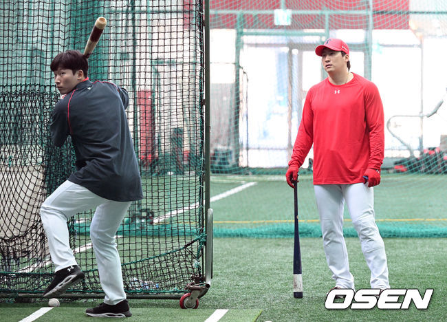 KIA 나성범이 김호령의 타격 훈련을 지켜보고 있다. 2022.02.17 /cej@osen.co.kr