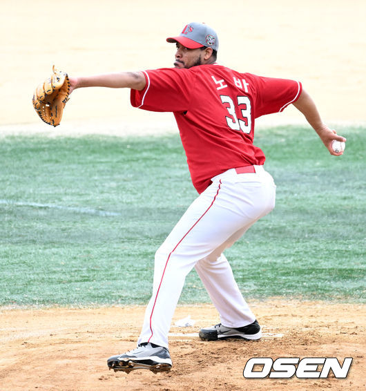 SSG 랜더스가 23일 제주 서귀포 강창학야구장에서 2022시즌을 준비하는 스프링캠프를 차리고 담금질에 나섰다.SSG 새 외국인투수 이반 노바가 라이브피칭을 펼치고 있다. 2022.02.23 / dreamer@osen.co.kr