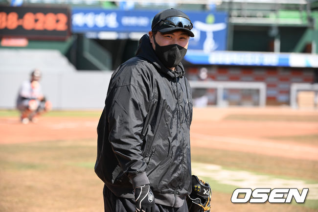 청백전이 열리는 가운데 류현진이 캐치볼을 위해 그라운드로 나서고 있다.  2022.02.23 / soul1014@osen.co.kr