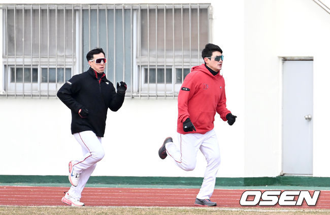 SSG 랜더스가 21일 제주 서귀포 강창학야구장에서 2022시즌을 준비하는 스프링캠프를 차리고 담금질에 나섰다.SSG 고효준(왼쪽)과 노경은이 러닝 훈련을 펼치고 있다. 2022.02.21 / dreamer@osen.co.kr