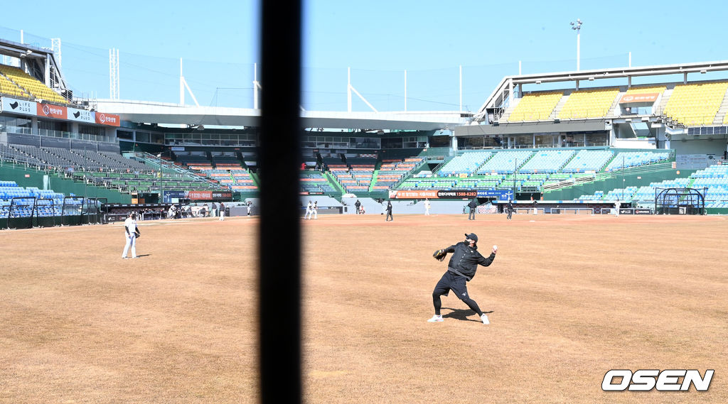 청백전이 열리는 가운데 류현진이 캐치볼을 하고 있다.  2022.02.23 / soul1014@osen.co.kr
