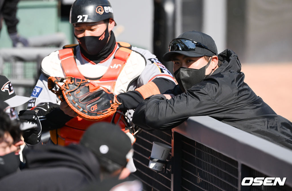 류현진이 한화 후배들과 이야기를 나누고 있다.   2022.02.23 / soul1014@osen.co.kr