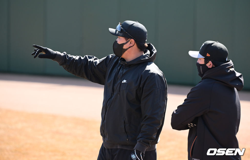 류현진이 한화 관계자와 이야기를 나누고 있다.  2022.02.23 / soul1014@osen.co.kr