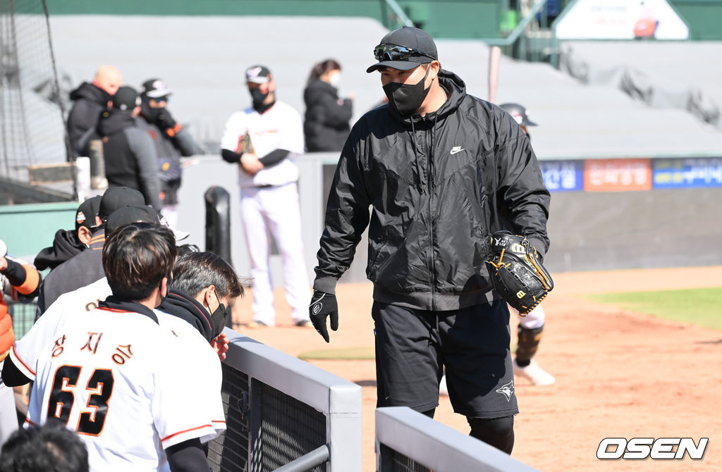 청백전이 열리는 가운데 류현진이 캐치볼을 위해 그라운드로 나서고 있다.  2022.02.23 / soul1014@osen.co.kr