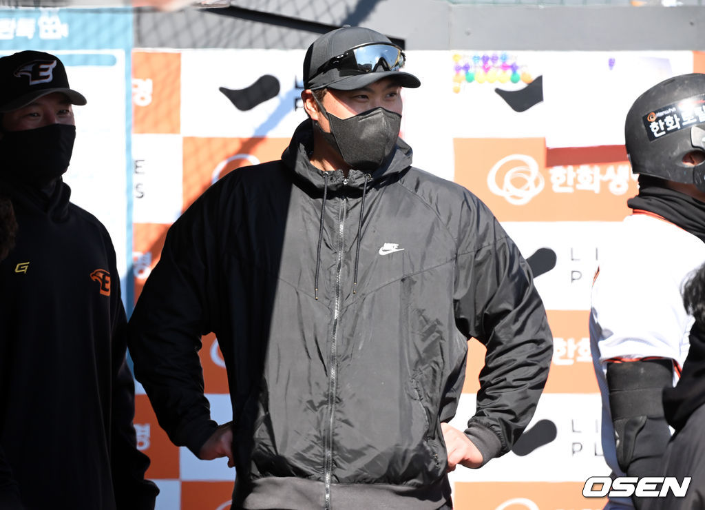 류현진이 한화 청백전을 지켜보고 있다. 2022.02.23 / soul1014@osen.co.kr