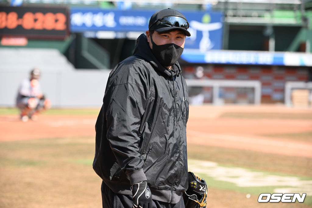 청백전이 열리는 가운데 류현진이 캐치볼을 위해 그라운드로 나서고 있다.  2022.02.23 / soul1014@osen.co.kr